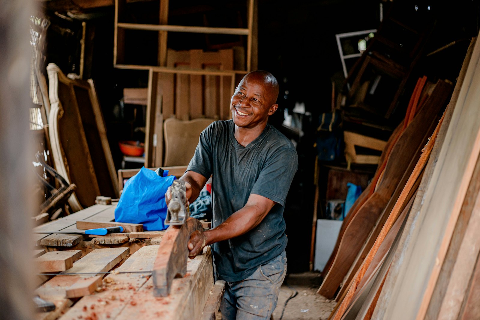 Artisan souriant dans son atelier