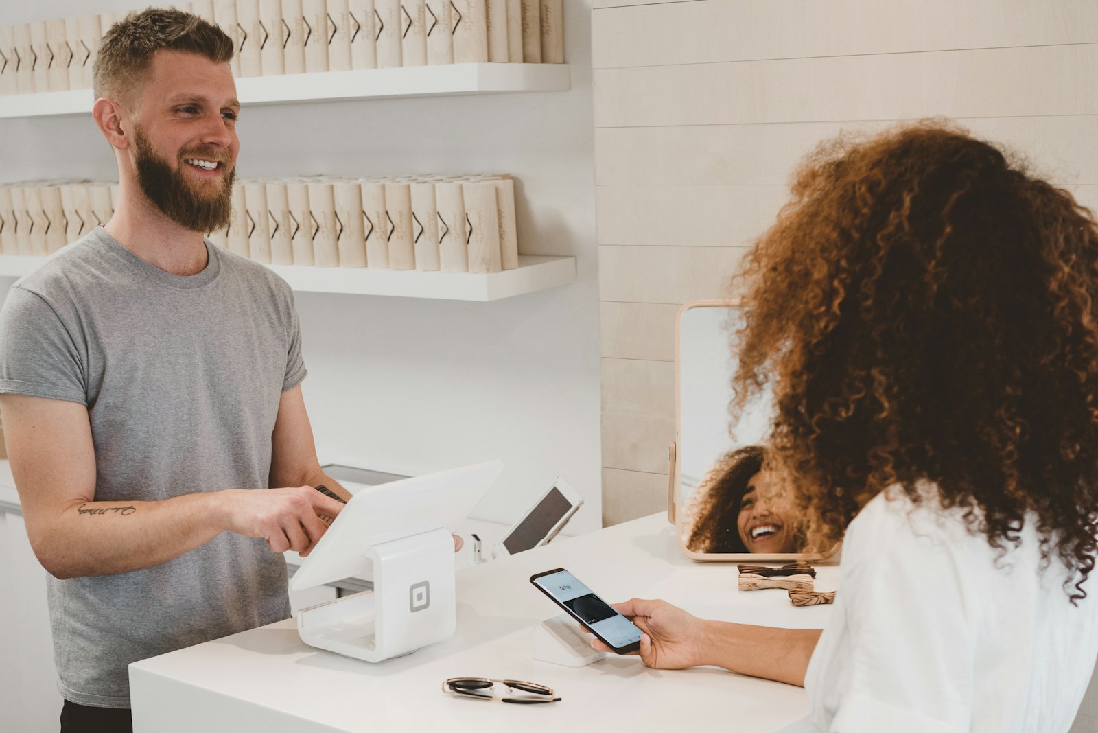 Vendeur souriant au comptoir