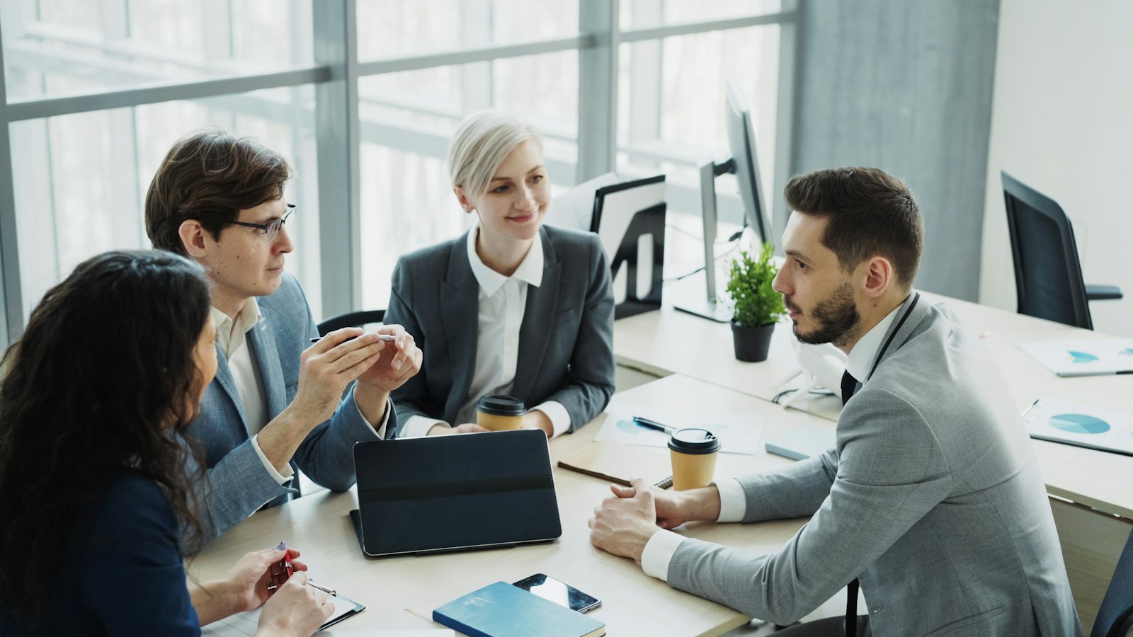 Équipe en réunion de travail