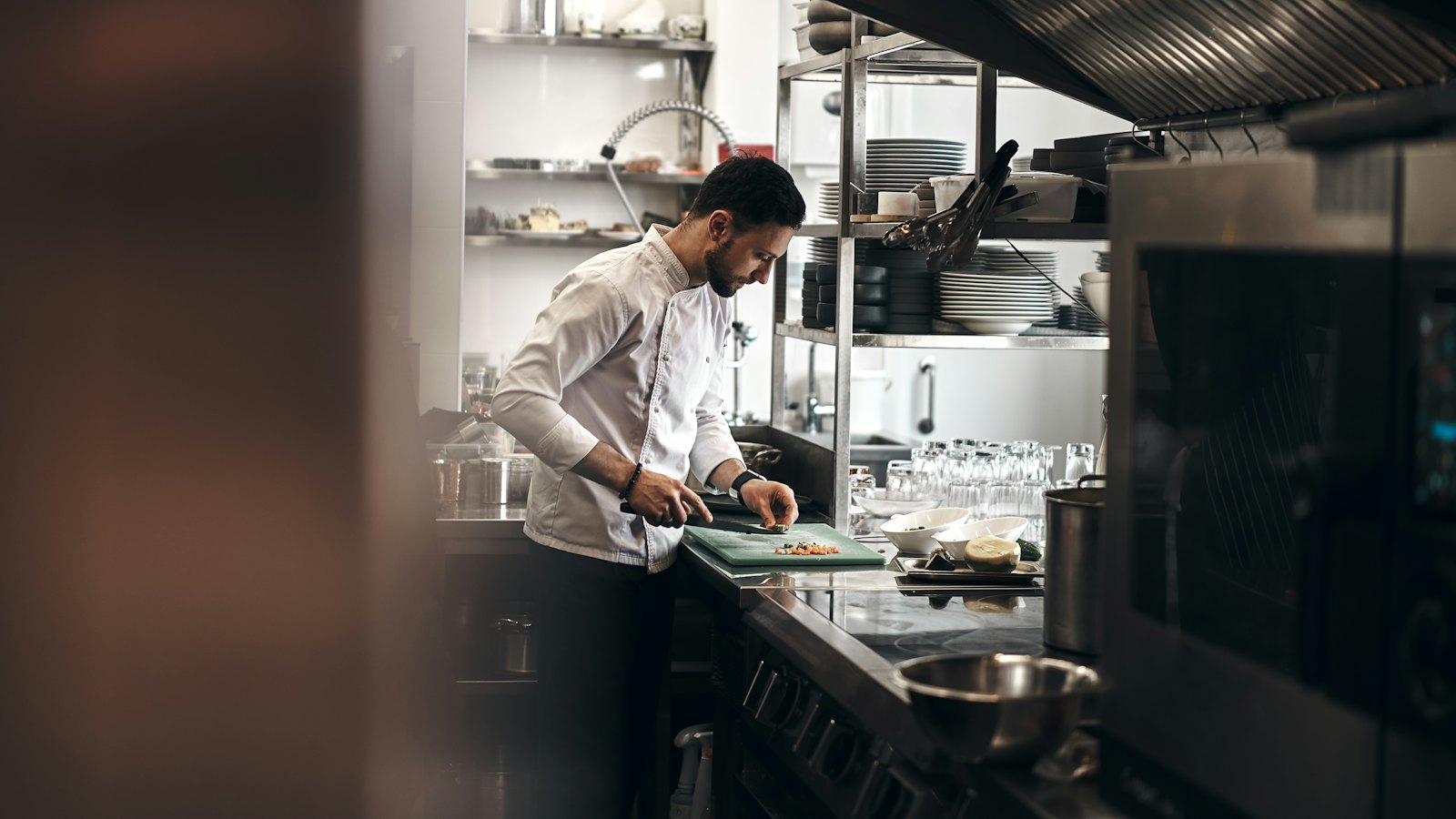 Cuisinier dans une cuisine professionnelle
