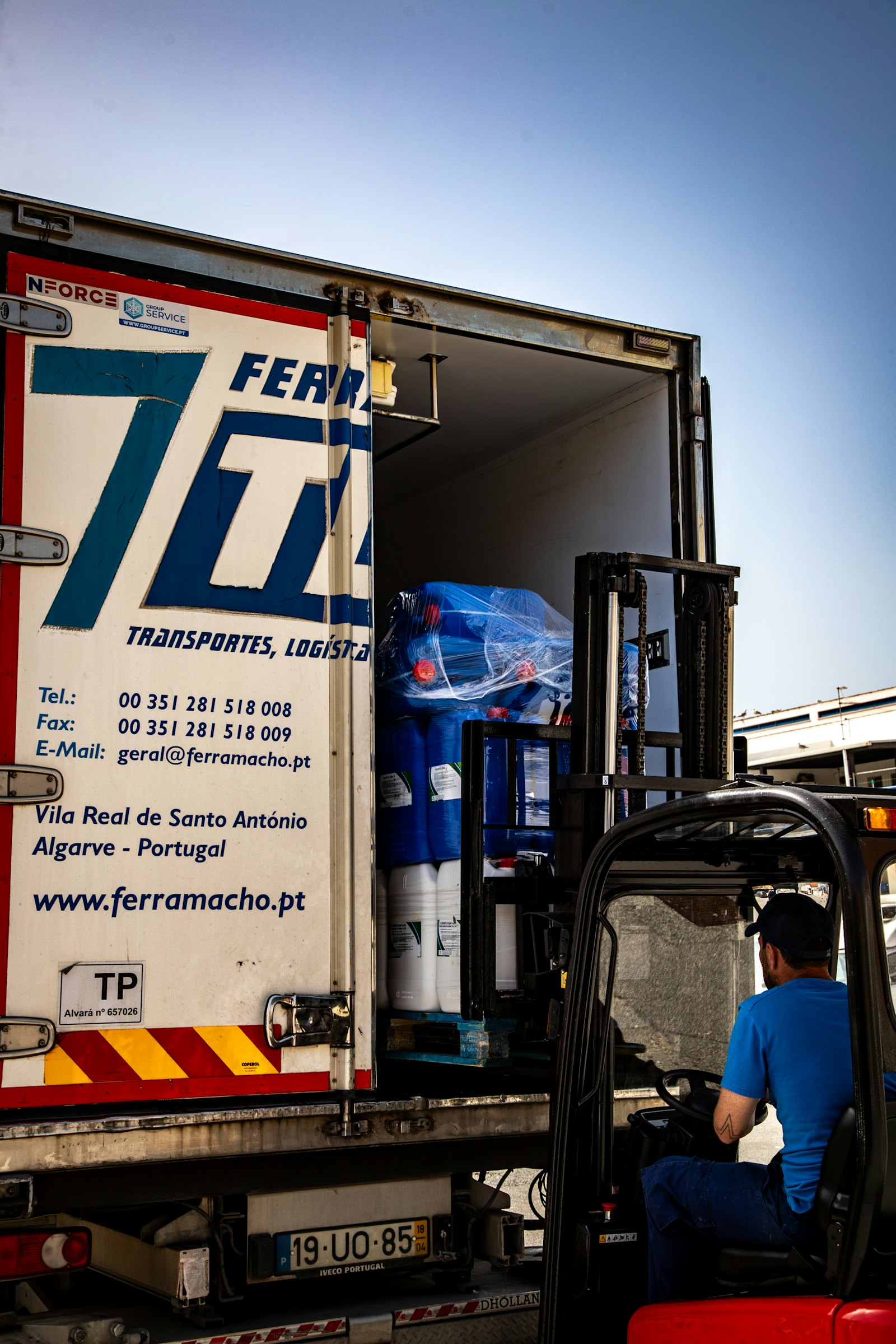 Chariot élévateur chargeant un camion